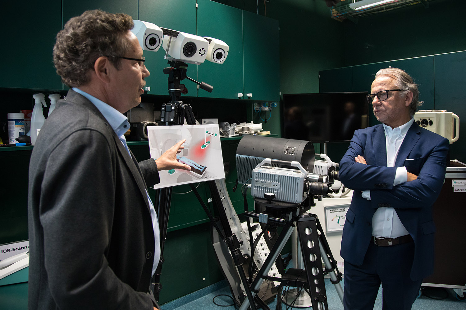 Prof. Dr. Gunther Notni (links) vom Fraunhofer IOF gemeinsam mit Hans-Peter Hiepe (BMBF) mit 3D-Messtechnik, deren Grundlagen im Rahmen der Forschungsallianz 3Dsensation erarbeitet wurden. 