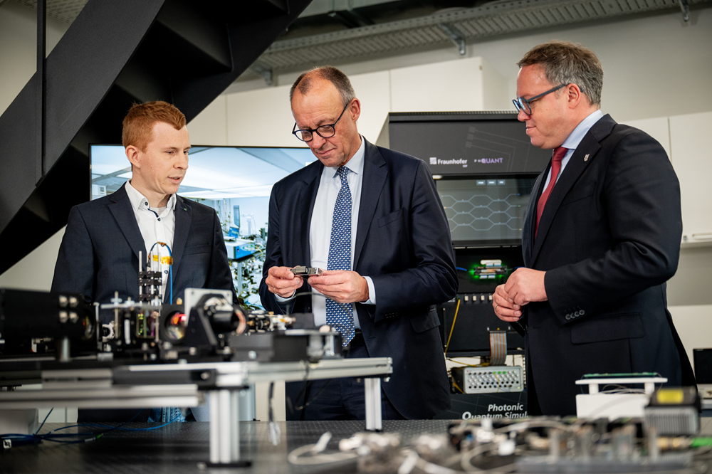 Im Labor wurden dem Bundeskanzler u.a. Systeme zur hochsicheren Quantenkommunikation vorgestellt.