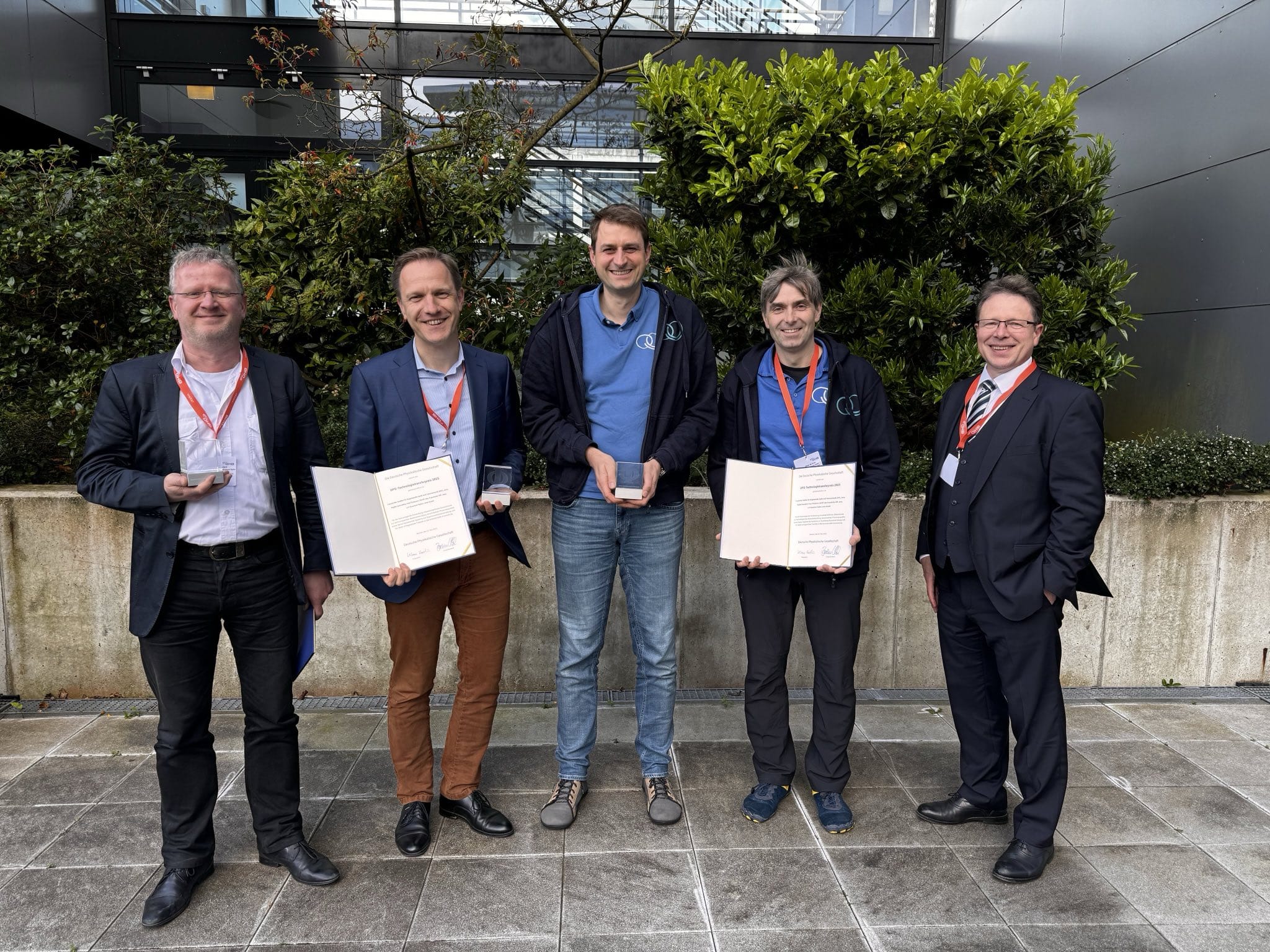 Vertreter der geehrten Institute und Unternehmen sowie der Deutschen Physikalischen Gesellschaft nach der Preisverleihung, v.l.n.r. Dr. Erik Beckert (IOF), Dr. Sebastian Händschke (DIHP), Dr. Kevin Füchsel (Quantum Optics Jena GmbH), Dr. Oliver de Vries (Quantum Optics Jena GmbH), Dr. Lutz Schröter (DPG) 
