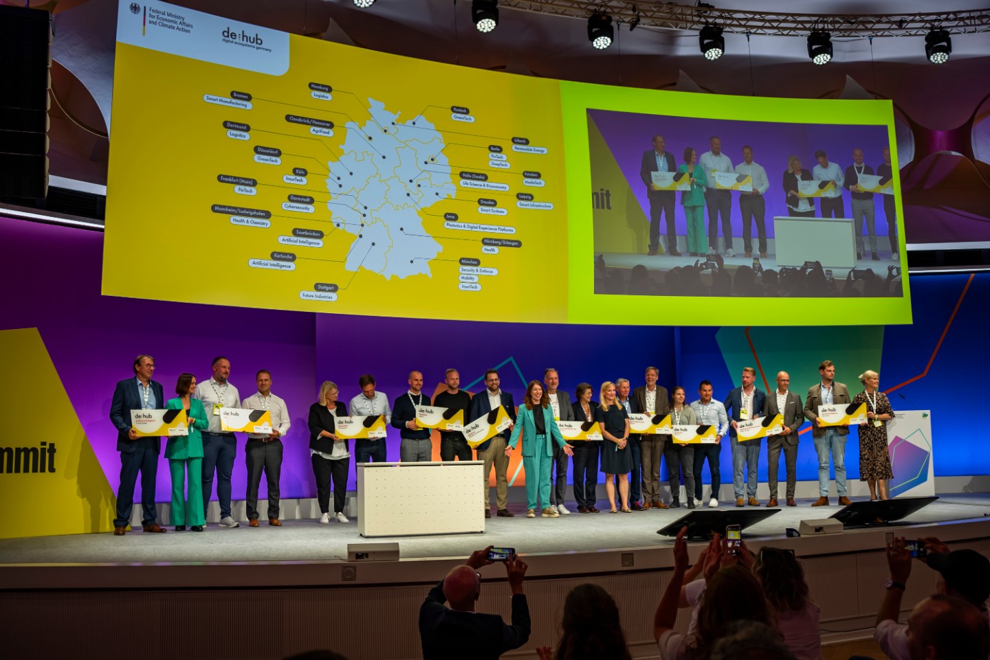 The new de:hubs were announced at the Startup Germany Summit in Berlin.