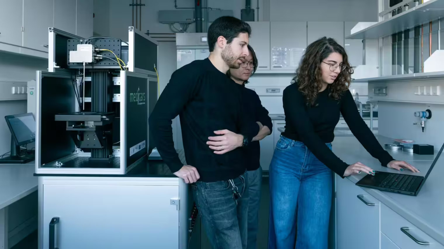 Researchers from the Leibniz Institute of Photonic Technology (Leibniz IPHT) and the University of Jena – shown here in a laboratory at the Abbe Center of Photonics on the Beutenberg Campus.