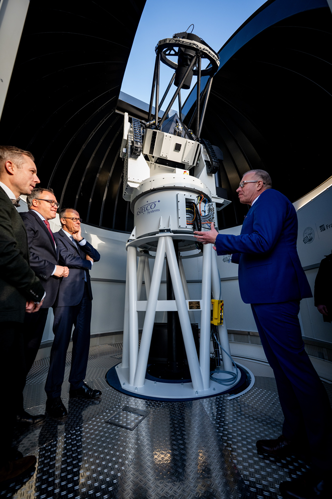 Institute Director Andreas Tünnermann (right) presents the new optical ground station.
